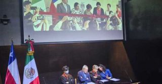 La encargada de despacho de la SRE, Carmen Moreno, y el ministro chileno Alberto Van Klaveren, inauguran simultaneamente una exposición