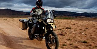Las motocicletas de doble propósito (o dual-sport) son motocicletas adecuadas para rodar tanto en pavimento como en off-road, ya que cuentan con luces, portaplacas, espejos, y otros.