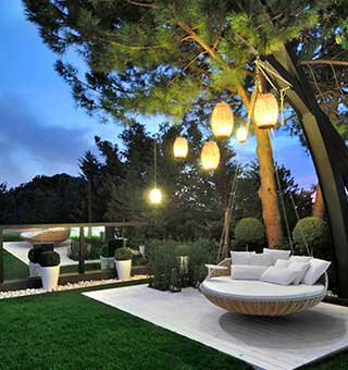 La clave para dar vida al jardín tras caer la noche consiste en iluminar un número selecto de elementos para añadir acentos dramáticos.