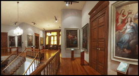 El museo cuenta con espacios dedicados a la cultura tepehuana y a Francisco Villa, así como con dos salas de exposiciones temporales.