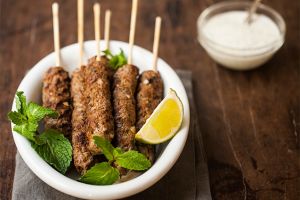 Disfruta del sabor inigualable de nuestras recetas. Shwarma de res o de pollo (Tawok), fieles a la tradición árabe y hecho con pasión por nuestros cocineros.
